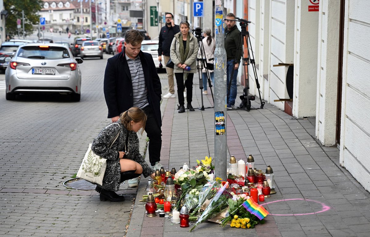 Tragedia en #Bratislava, #Eslovaquia 🇸🇰. Un grupo de neonazis, asesinan a 2 personas en un bar #LGBT 🏳️‍🌈 de la capital eslovaca. 🥺