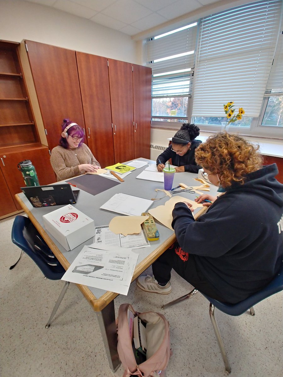 MbPatton15's tweet photo. Greeting card designing in Design &amp; Illustration takes planning. These scholars are up to the challenge!
@GreeceOdyssey @GreeceCentral @GCSDsuper https://t.co/4byFeIMAy2
