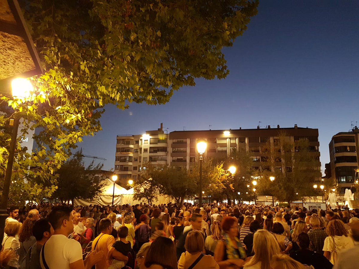 Esta es la Fuente de las Batallas esta tarde. Mucha gente de Granada se ha reunido para rendir homenaje a Jesús Candel, "Spiriman".
Lo mismo es que hizo mucho mas por la sanidad de lo que piensan todos los que estaban esperando este día para reprocharle alguna frase.