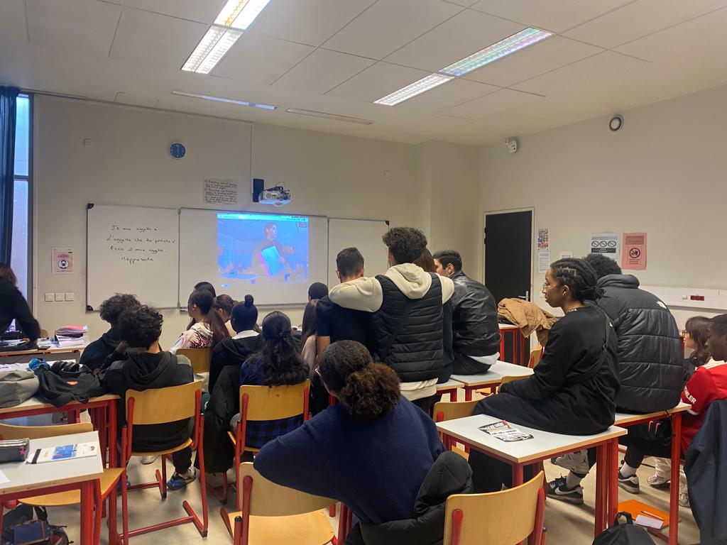 Rencontres virtuelles avec nos partenaires 🇮🇹 à l'occasion des #ErasmusDays <a href="/lycee_suger/">Lycée Suger</a>

Une belle manière de lancer les mobilités #ErasmusPlus de l'année et de donner envie aux élèves #Esabac de voyager 

Merci au lycée Mosè Bianchi de Monza et au lycée Marco Polo de Florence!