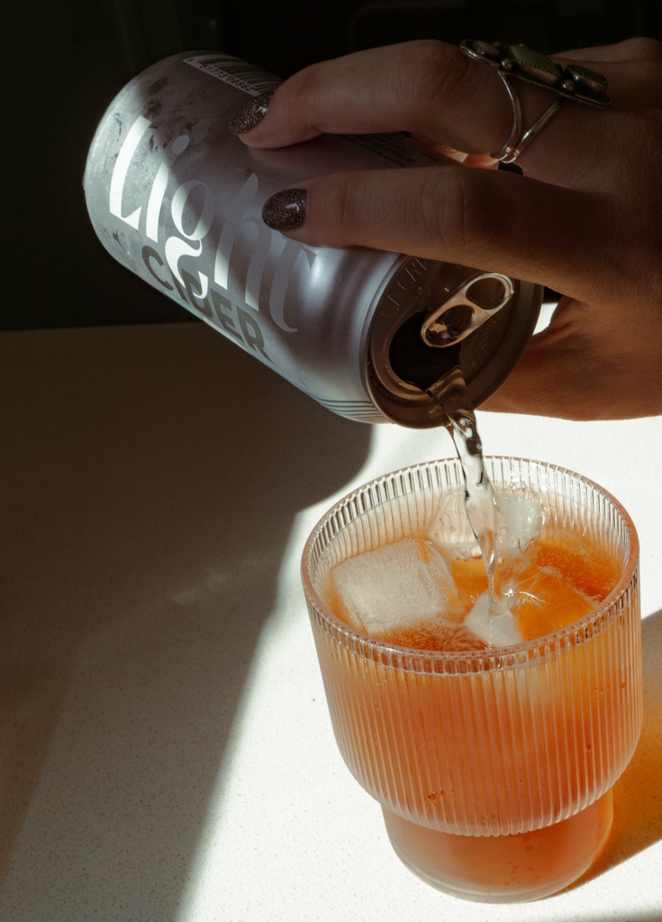 SeattleCiderCo's tweet photo. It's Friday let's spice it up a bit with a splash of simple syrup and gin to Light Cider. We used Vanilla Rhubarb simple syrup and let's just say wow. It's got the nice warm spices from the vanilla to give you those fuzzy feelings in the fall.
#CiderCocktail #LightCider https://t.co/otCm7T58ri