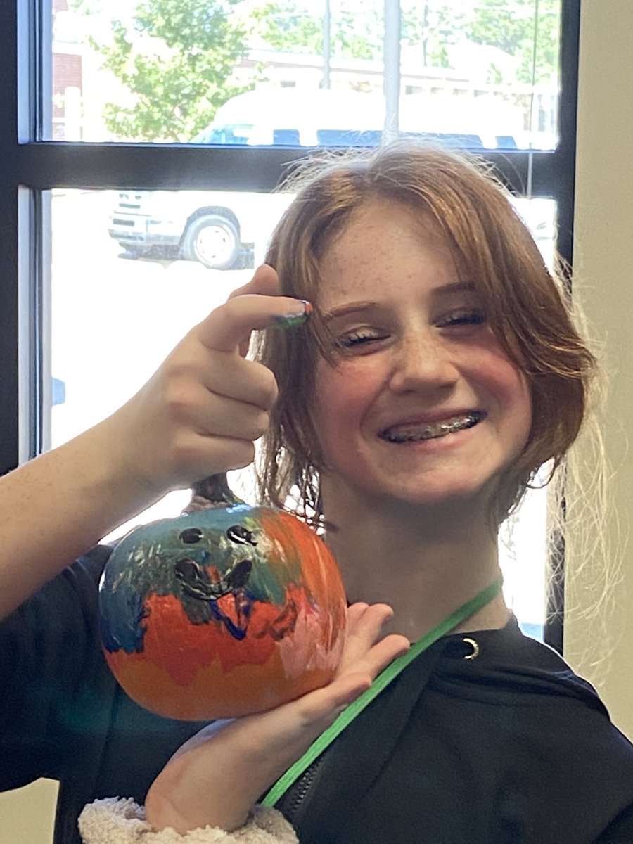 CPJH_CraftClub's tweet photo. Showing off our @CPJH_NJAHS Pumpkin Painting Art! @TISDCPJHS #KnowYourImpact @SrNicholas_AP https://t.co/twIhyvsFt0