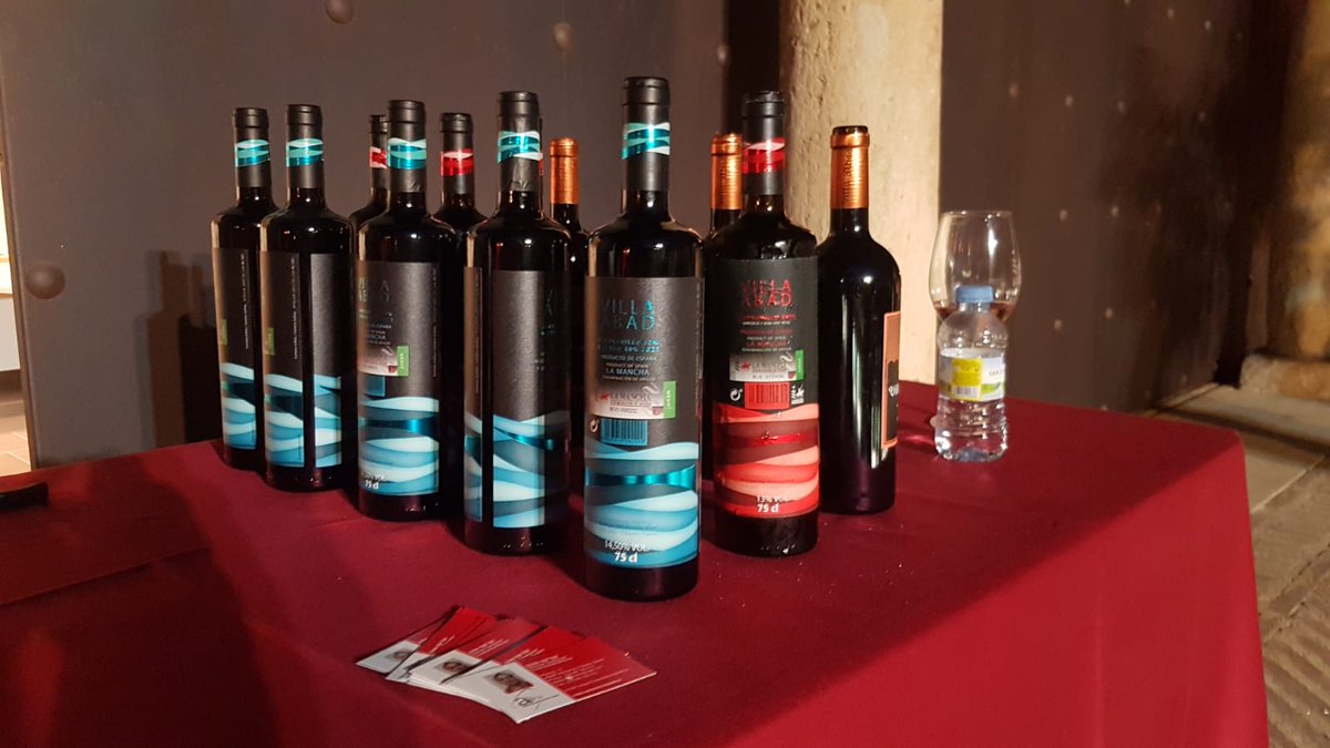 vinodelamancha's tweet photo. Noches de vino maridados con aperitivos en la #SunsetWine de #Toledo. Buena acogida de los vinos Villa Abad de @bodegasabad de #Villacañas, acogida a la #DenominaciondeOrigen #LaMancha #VinosdeLaMancha #VinosdelQuijote #VinosdeToledo https://t.co/GGj7l4CYnG