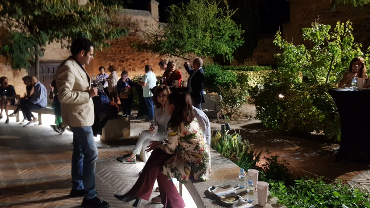 vinodelamancha's tweet photo. Noches de vino maridados con aperitivos en la #SunsetWine de #Toledo. Buena acogida de los vinos Villa Abad de @bodegasabad de #Villacañas, acogida a la #DenominaciondeOrigen #LaMancha #VinosdeLaMancha #VinosdelQuijote #VinosdeToledo https://t.co/GGj7l4CYnG