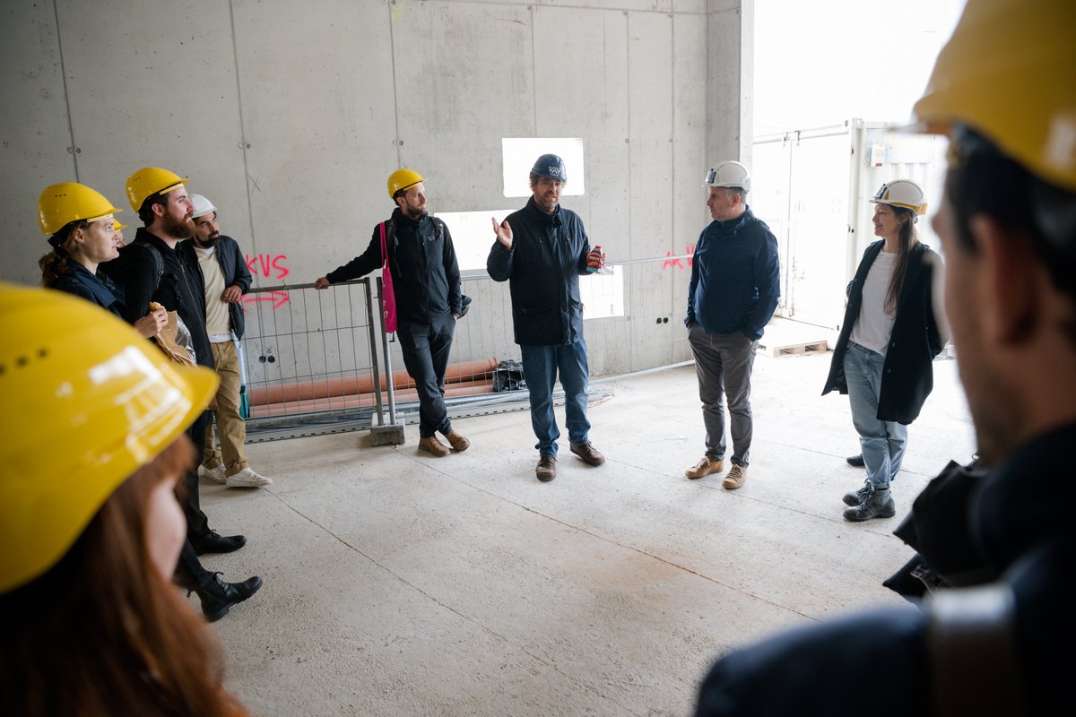 botic's tweet photo. Gestern hat einszueins Architektur rund 60 Leute durch die HausWirtschaft geführt. Ich hab dabei auch ein paar Details zu @dhw_wien einbringen dürfen, @lullulia hat fotografiert. Das wird ein tolles Haus im #Nordbahnviertel! 

Gestartet sind wir im künftigen NordbahnSaal … 1/🧵 https://t.co/VZDG7LjJty