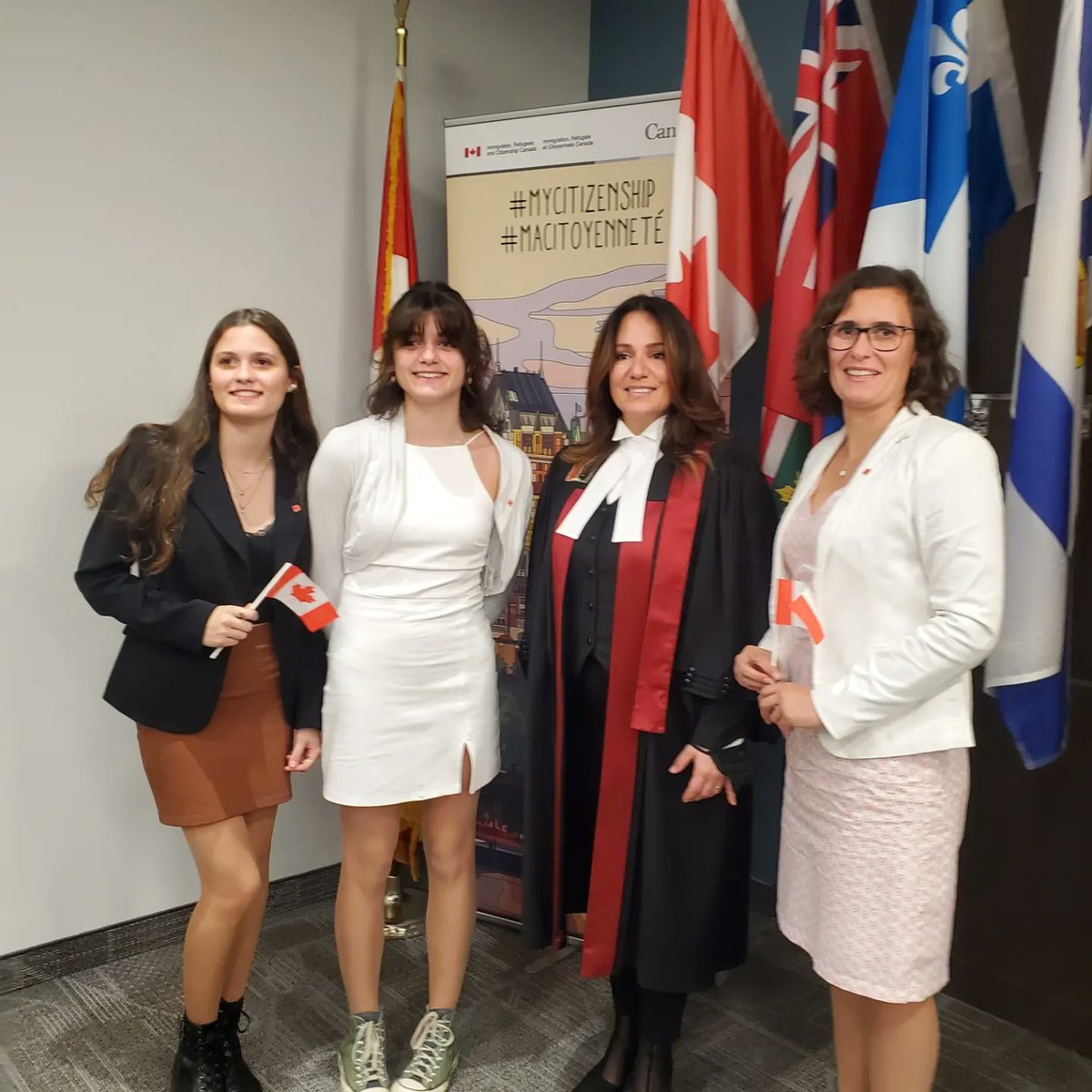 HureauMagali's tweet photo. 🇨🇦🇨🇦🇨🇦 officiellement canadiennes!!! Tellement d'émotions mais très heureuses et fières ❤️😍 https://t.co/F6DCSVBHZs