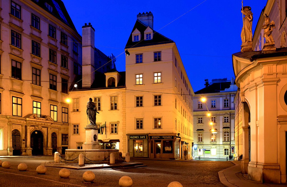 BenSostenuto's tweet photo. Goodnight from Vienna ✨ 🎶 
No work tonight which is really nice! Have a lovely evening! 
View of Franziskanerplatz in the first district near Stephansplatz. 
#OldVienna #FirstDistrict #Franziskanerplatz #AutumnInVienna #KleinesCafe #VPO https://t.co/yjTgHun34c