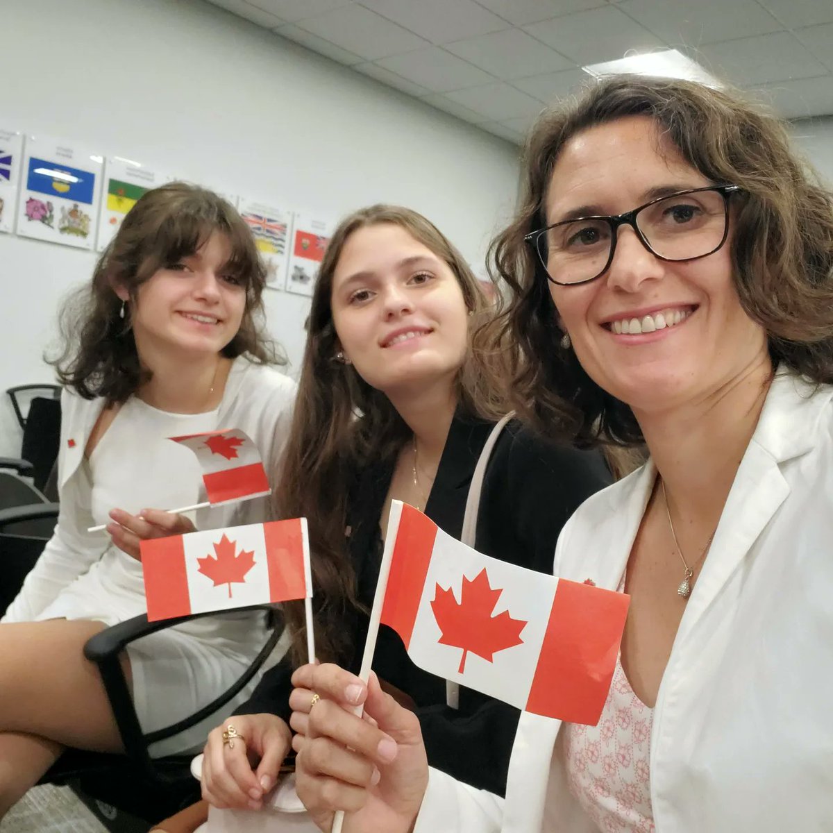 HureauMagali's tweet photo. 🇨🇦🇨🇦🇨🇦 officiellement canadiennes!!! Tellement d'émotions mais très heureuses et fières ❤️😍 https://t.co/F6DCSVBHZs