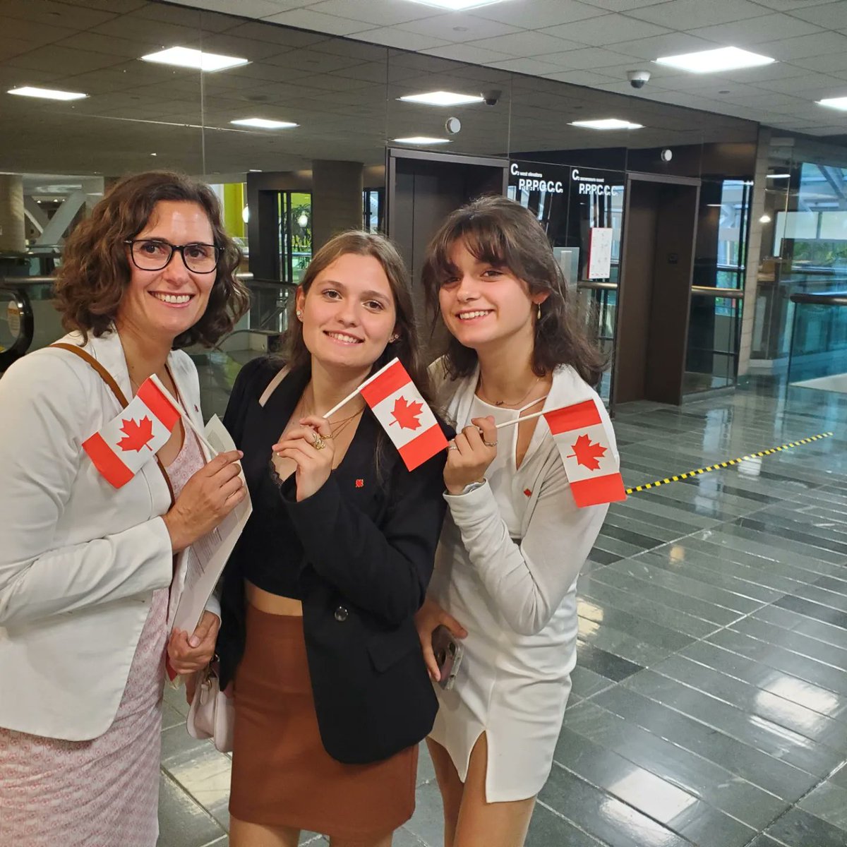 HureauMagali's tweet photo. 🇨🇦🇨🇦🇨🇦 officiellement canadiennes!!! Tellement d'émotions mais très heureuses et fières ❤️😍 https://t.co/F6DCSVBHZs