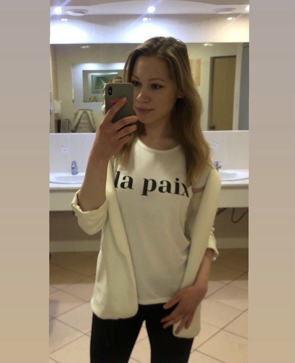Моя сестра Аня, преподавательница МГИМО, набирает учеников по английскому и французскому. Составляет индивидуальный план, очень терпелива и отлично находит подход как к детям, так и к взрослым. Если вам нужно подтянуть язык или хочется его освоить, то это знак - пишите мне