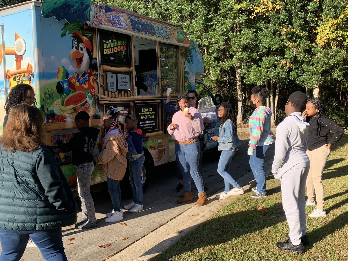 WestForestInt's tweet photo. We have officially completed our 1st quarter! Great job students! Now it’s time to celebrate! Let’s keep working hard going into our second quarter. https://t.co/17zoYRyCq5