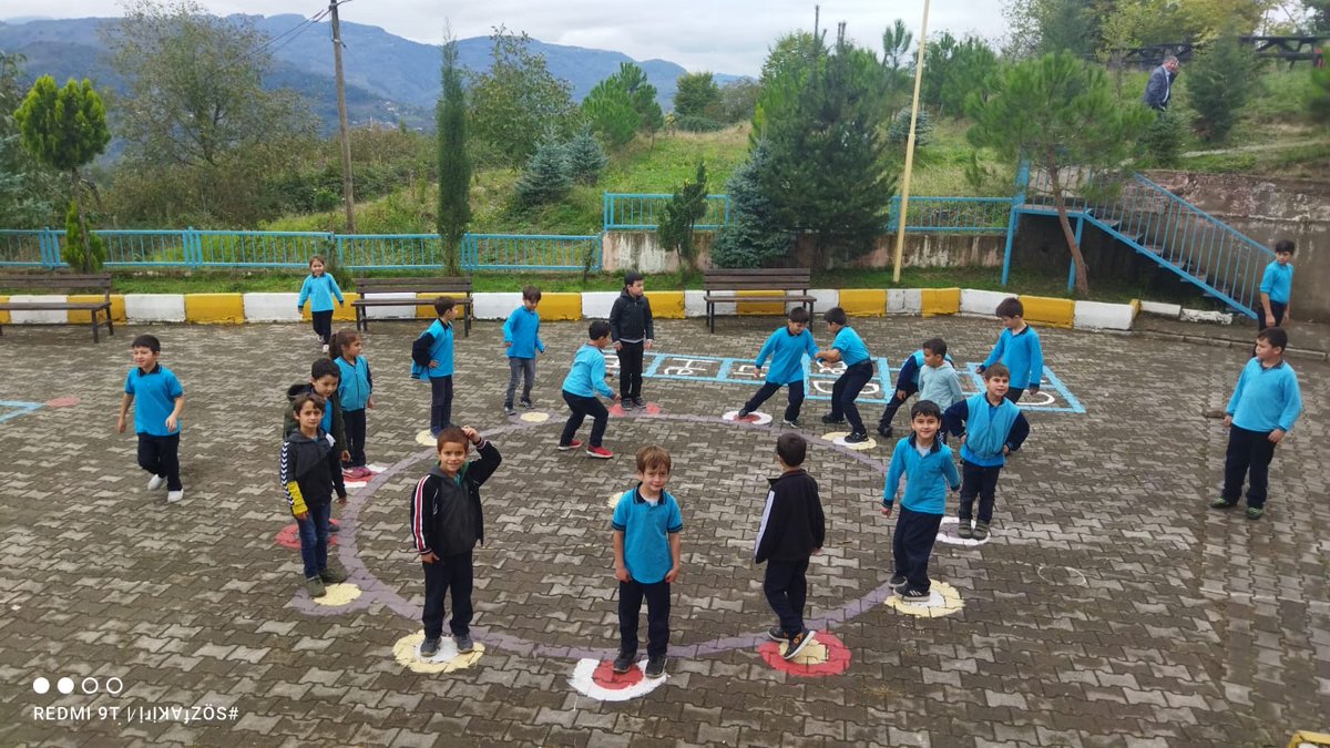 FMeydan52's tweet photo. "Oyun çocukları sosyal öğrenmeye yönelten bir araçtır." sözüne binaen, çocuklarımızın hem teneffüslerini daha keyifli hale getirmek hem de sosyal öğrenmelerine destek olmak amacıyla okul bahçemize oyun alanları çizildi. https://t.co/b0D2ucEAfQ