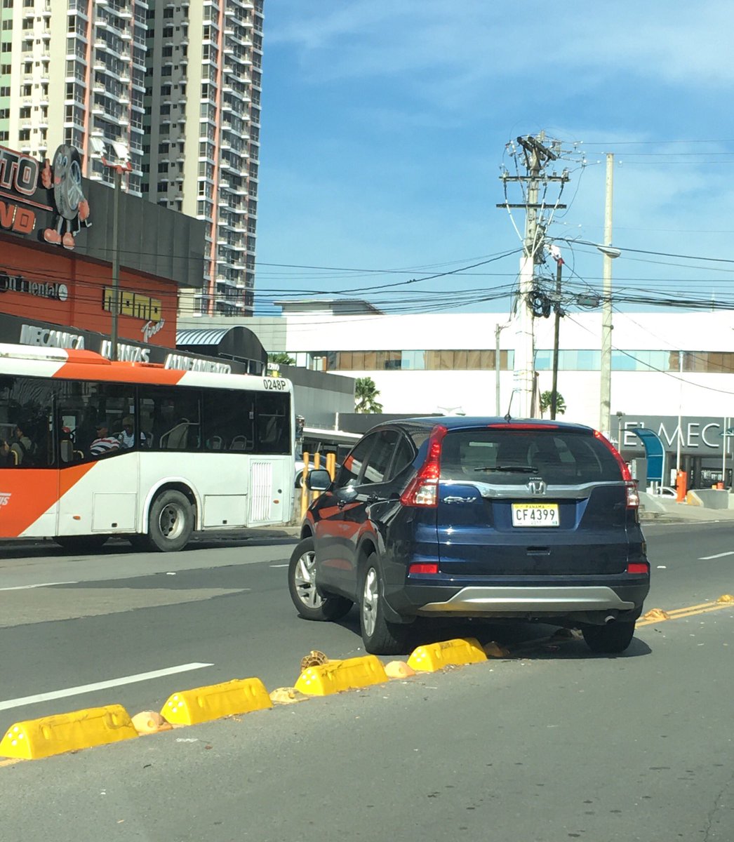 Conductor📣:

➡Respete y atienda las señales.

🚫Hacer este tipo de maniobras esta prohibido, no arriesgue su seguridad, ni la de los suyos!

La #SeguridadVial es compromiso de todos✅