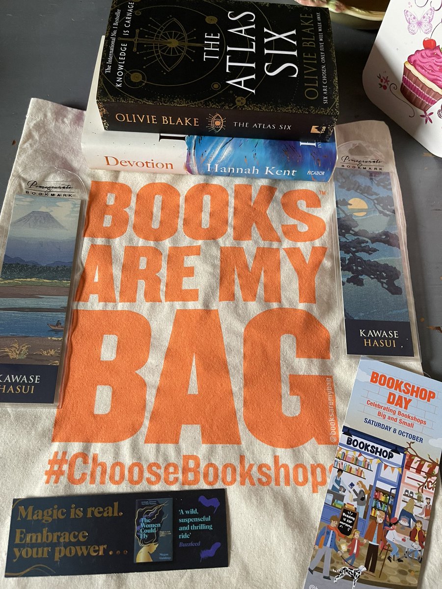 Evening bookophiles 📚😄♥️. Yet more post birthday book liberation, I couldn’t resist #Devotions spredges (& it’s signed)😄♥️📚, plus bookmarks 🔖 & a new tote from the wonderful independent bookshop @WhiteRoseBooks in #Thirsk 📚🔖♥️🛍