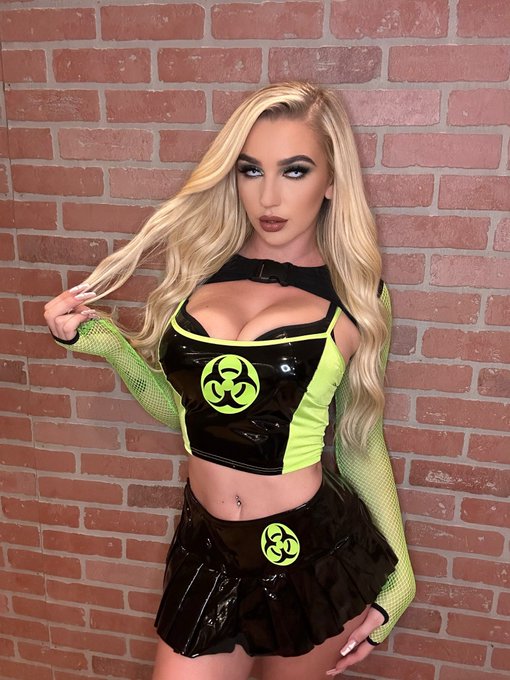 Watch Kendra Sunderland's leaked NSFW photo on TwXstars