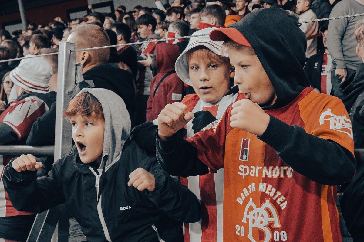 1885vibes's tweet photo. SEJR!! #SuperAaB #AaBLBK https://t.co/fbVn9QGlgh