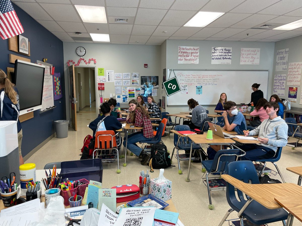 Leonda_Archer's tweet photo. "If you build it, they will come!" Shout out to Susan Carr for founding our GP Peer Tutoring program to support math students at WL!!! They are in full swing and it has been great to watch it continue to grow each week!!!! https://t.co/9Elcd083f4