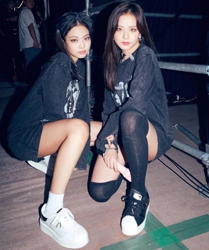 tnabutpaciente4's tweet photo. AH I HOPE Jensoo cover Ariana and Nicki's song side to side at blackpink concert 🥵 https://t.co/XyXYXVppIH