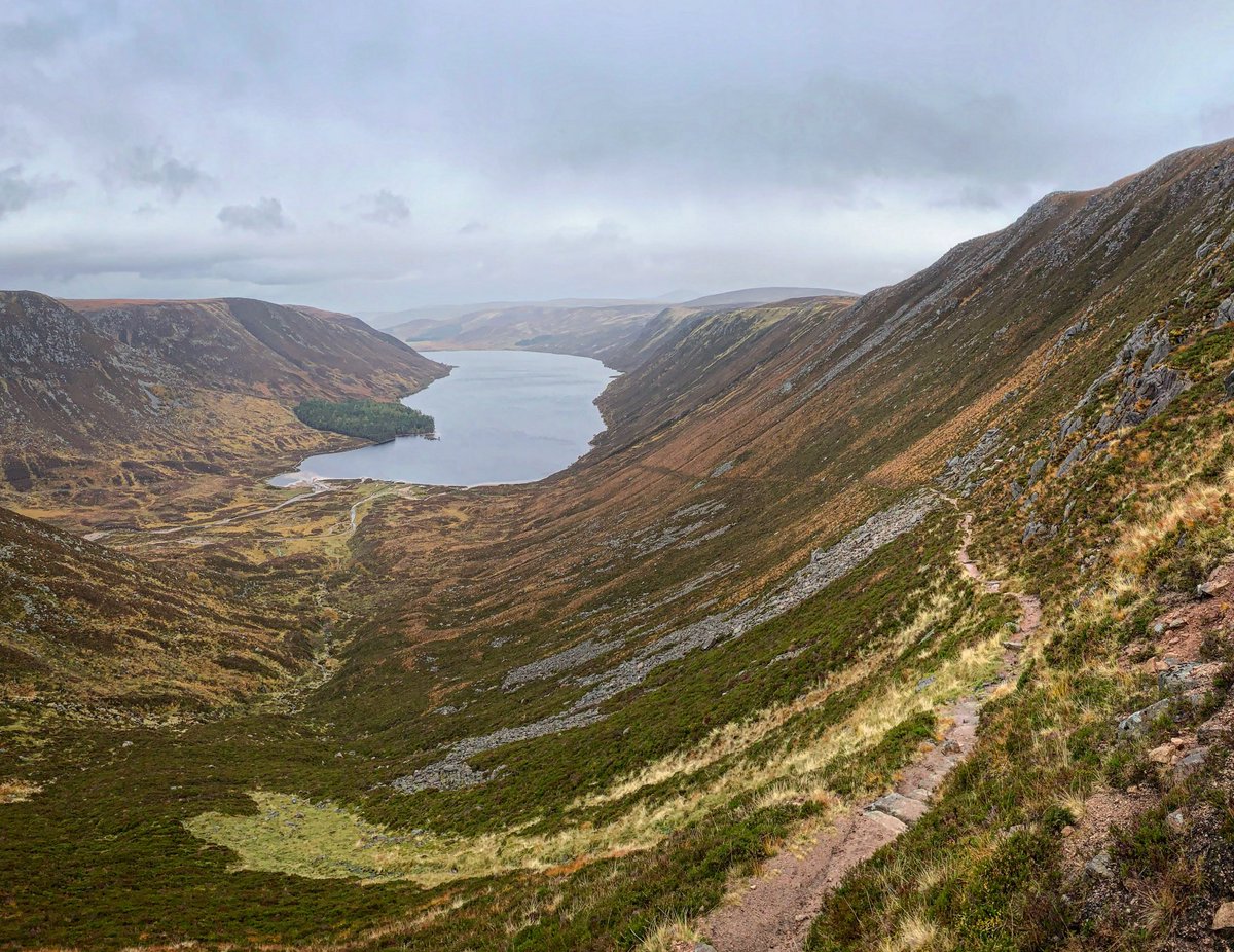 Balmoral_Castle's tweet photo. Autum colours at Loch Muick today. https://t.co/9gaZz6YwUd