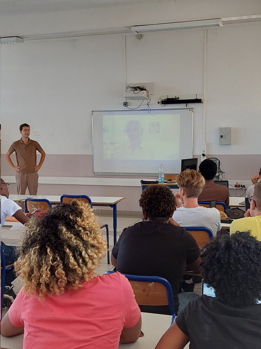 FabienneJannas's tweet photo. Ce matin, au @lgtbellevue, Philipp Turnwald de l'université de Trêves à fait travailler les tles #hggsp sur les mémoires de la 1ere GM et de ses causes avec un focus sur la perception des Allemands. Qd Erasmus permet échanges d'expériences et de pratiques 😉 @ALGERRaymond1 https://t.co/EhF8d3G8Tu