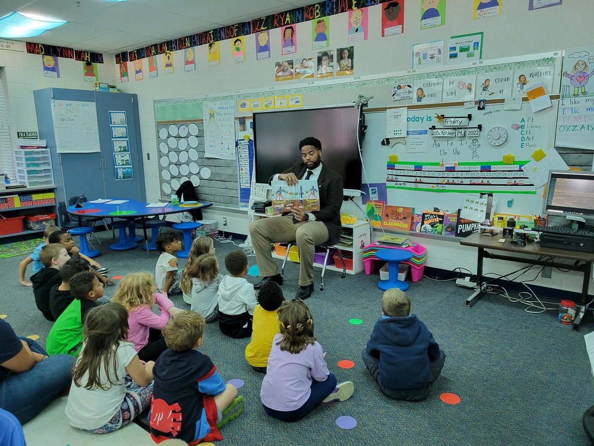 draetown's tweet photo. Gave a pep talk to a group of 5th grade student-athletes and read to a group of amazing 1st graders at Dowell Elementary. Thanks Principal Patton and AP Robinson!
#calvertshines ☀️
#leading4excellence 
#setthebarmeetthebarexceedthebarraisethebar https://t.co/85jymrFgSZ