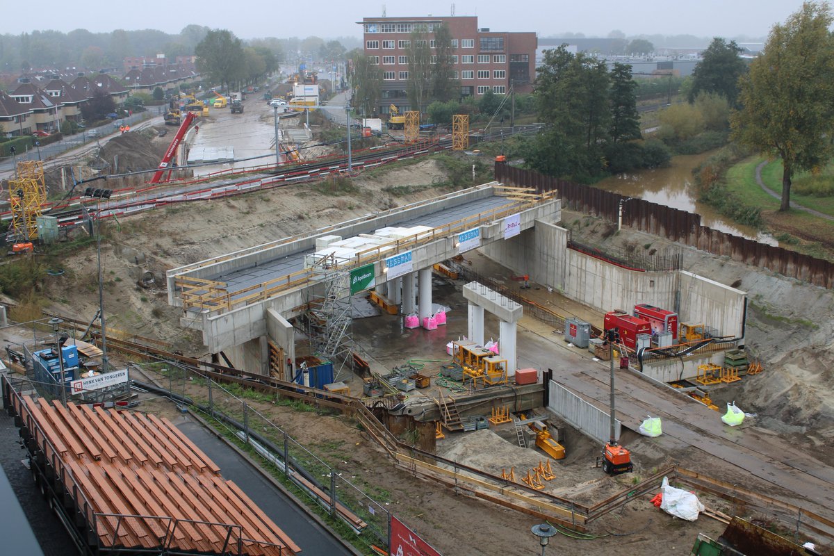 14-10-2022: De voorbereidingen zijn zo goed als afgerond. Vanaf 01.00 uur vannacht rijden er geen treinen meer en begint het belangrijkste deel van het hele project. Er wordt gestart met het weghalen van het spoor, waarna het talud wordt afgegraven. #TunnelOsseveld #Apeldoorn