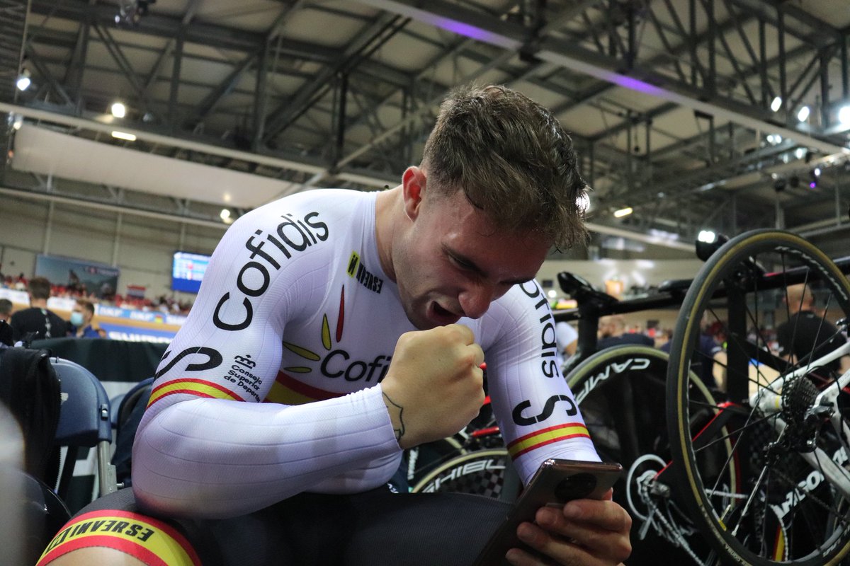RFECiclismo's tweet photo. #SQY2022 | 📸 Nada tan bonito como compartir las alegrías con la gente que te quiere y te apoya siempre, en los buenos y los malos momentos😍

#TeamESPciclismo🇪🇦 @ciclistacofidis https://t.co/gwvRd6paGZ