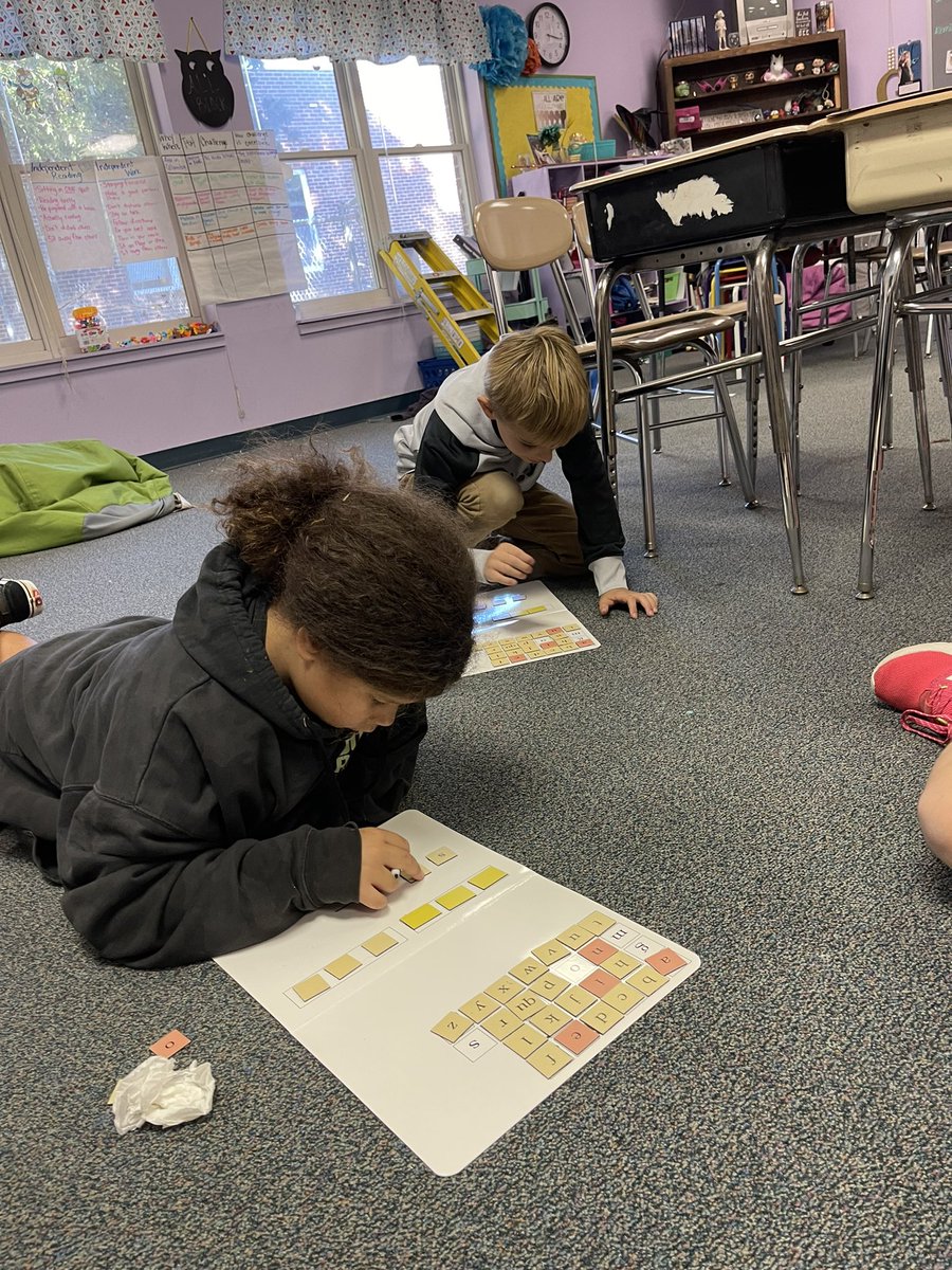 BaucomGray3's tweet photo. @baucomes 3rd graders using our letter boards in focus time. Thank you, @BaucomPTA ! https://t.co/DXixY6BlUm