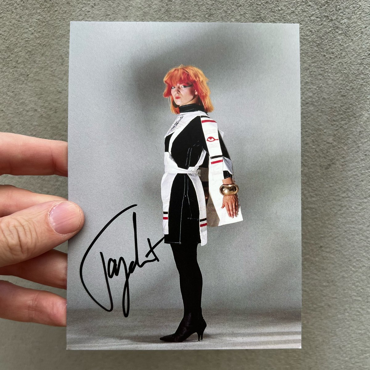 FrancescoCarli's tweet photo. Day 24 of 30 days of signed pop memorabilia from my collection! Signed postcard by @toyahofficial, 2020.
#30daysofsignedpop #toyah #toyahwillcox https://t.co/acz1KbPcNY