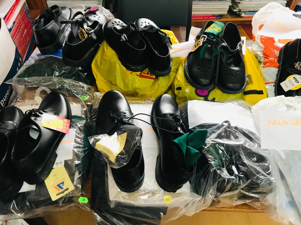SchoolXolilizwe's tweet photo. " A winner is a dreamer who never gives up" Xolilizwe S.S.S Alumni's donating school uniform to learners, Gesture of love and Goodwill. Thank You, Siyabulela ukwanda kwaliwa ngumthakathi🙏🙏🙏🙏 https://t.co/yal2l29hOG