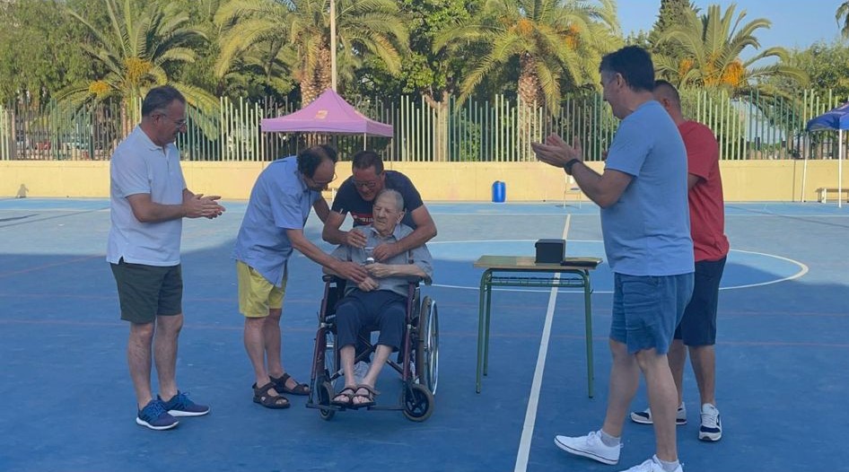 AD_Alhama's tweet photo. Os dejamos algunas imágenes del homenaje que nuestro club quiso dar a Cecilio, con la creación de un trofeo de fútbol sala que lleva su nombre.

Descanse en paz. https://t.co/4DhmrXbSup