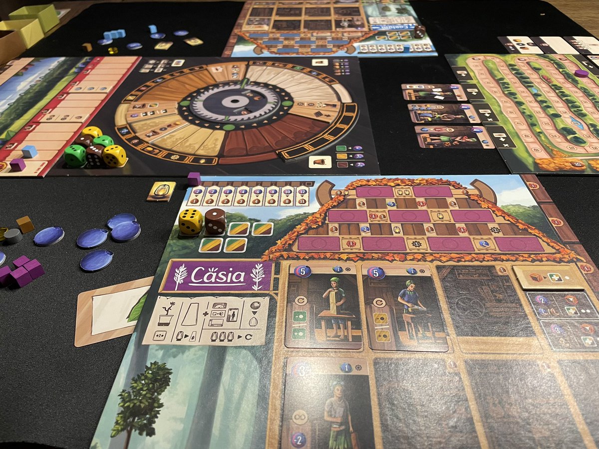 Woodcraft-Partie Nr. 4. Der Mann (übrigens ein Schreinersohn) geht es nach 2 Niederlagen in Folge aggressiv an. 😄 Mal sehen, ob sich das Blatt heute wendet. Das Spiel ist jedenfalls super!