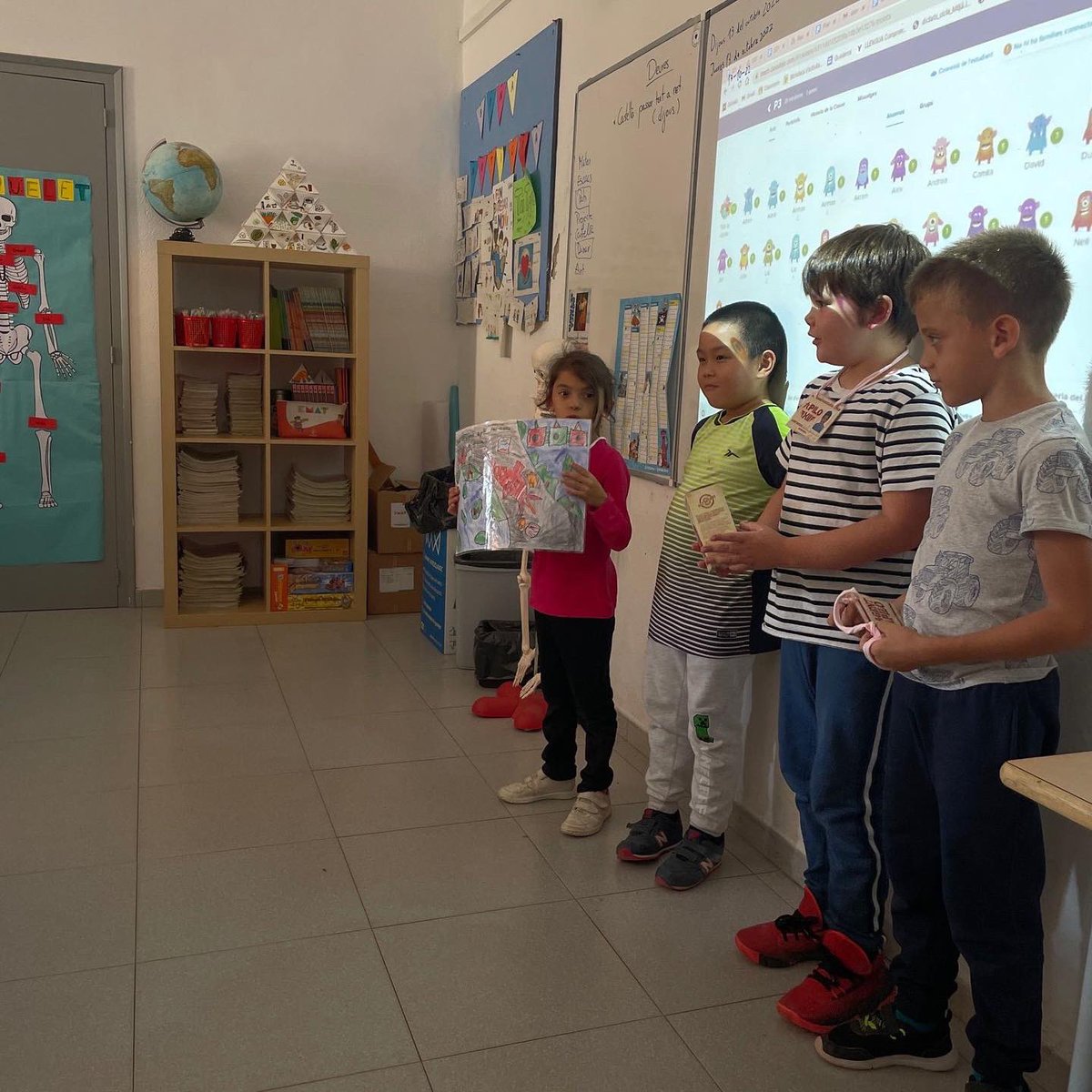 FEDACSalt's tweet photo. Els nens i nenes de P2 són agents APILO, han fet cartells preciosos i ens han explicat com podem col.laborar en el seu projecte portant a l'escola piles gastades i posant-les als contenidors que ens han facilitat #projecteapilo #reciclatge #escolaverda @escolesfedac #3R https://t.co/KbXDXnBmzF