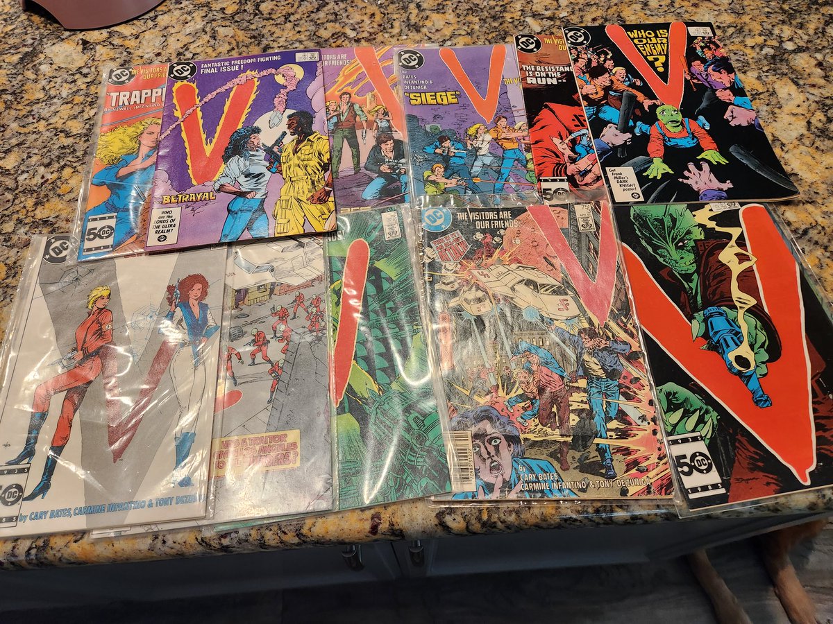 EpicFindsResell's tweet image. Ok..so in the #1980s I was really into the &quot;V&quot; mini-series (and yes..even the TV show)..but going through some old boxes today I found these! I don&apos;t even remember getting them #vcomics #teamgooder #dontjudgeme