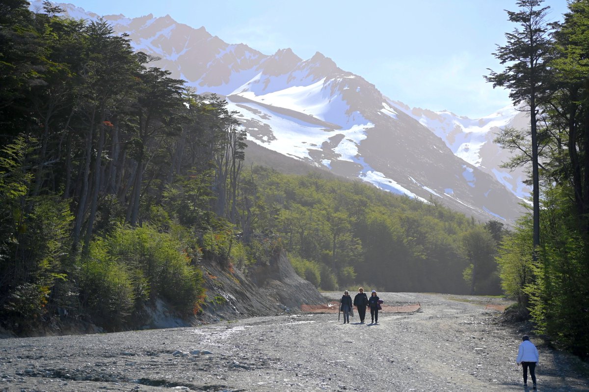 Una caminata hacia el Glaciar Martial para disfrutar el domingo en el Fin del Mundo ¡Tierra del Fuego es emoción a primera vista! #Ushuaia #GlaciarMartial #NaturalezaAlFin #TierraDelFuego #FinDelMundo #Patagonia