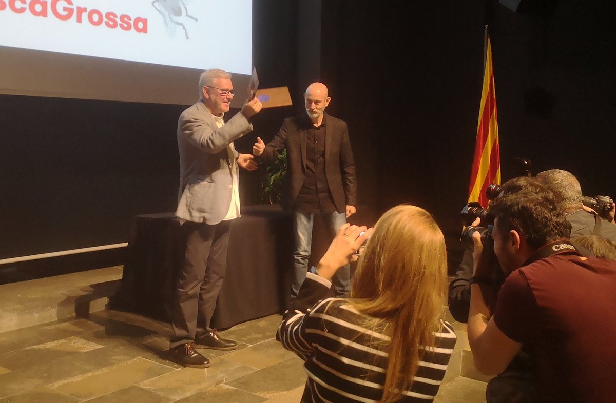 periodistes_cat's tweet photo. I el guanyador és en @quimllado: moltes felicitats, Quim! 🎉🎉🎉
Ja tens la segona #MoscaGrossa!
Li lliura el guardó l’ @oscar_pinilla
#Mosques2022 #CPCGirona @gencatgirona https://t.co/f66PHpqko7