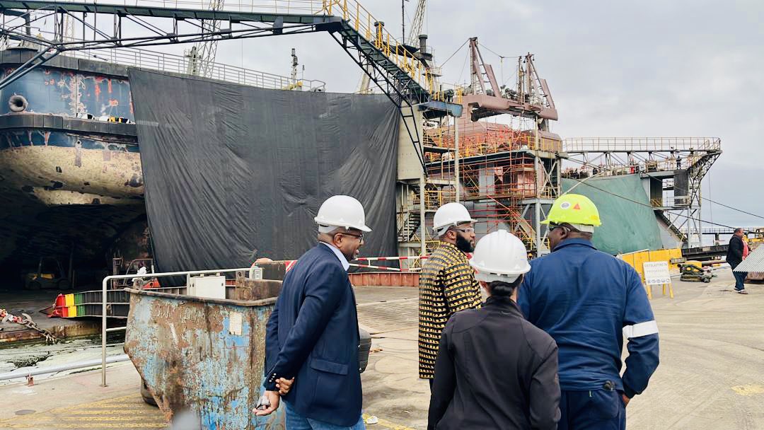 APEXINDUSTRIES2's tweet photo. Durante la jornada de hoy, El Presidente de Apex Industries @Nze3 ha tenido unas sesiones de trabajo con los responsables de la empresa #NAMDOCK en el puerto de Walvis Bay, Namibia; para abordar aspectos relativos a la cooperación entre las dos empresas #NAMDOCK. #OOTT https://t.co/s47GDPvKV4