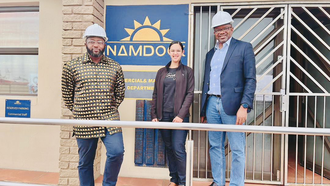 APEXINDUSTRIES2's tweet photo. Durante la jornada de hoy, El Presidente de Apex Industries @Nze3 ha tenido unas sesiones de trabajo con los responsables de la empresa #NAMDOCK en el puerto de Walvis Bay, Namibia; para abordar aspectos relativos a la cooperación entre las dos empresas #NAMDOCK. #OOTT https://t.co/s47GDPvKV4