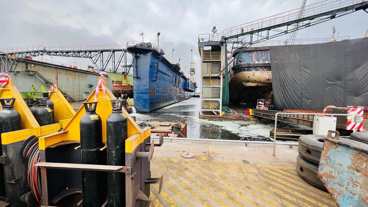 APEXINDUSTRIES2's tweet photo. Durante la jornada de hoy, El Presidente de Apex Industries @Nze3 ha tenido unas sesiones de trabajo con los responsables de la empresa #NAMDOCK en el puerto de Walvis Bay, Namibia; para abordar aspectos relativos a la cooperación entre las dos empresas #NAMDOCK. #OOTT https://t.co/s47GDPvKV4