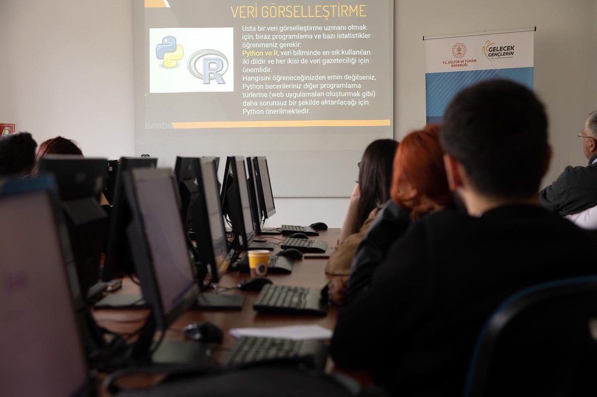 ilefsocial's tweet photo. CIDA 2022 Sonuç Bildirgesi’nin okunmasıyla tamamlandı…
CIDA 2022 3. Dijital Çağda İletişim Sempozyumu’nun son günü iki oturum ve bir panelin yanı sıra bilgisayar laboratuvarımızda gerçekleşen workshop ile sona erdi. 
@cidaintl #CIDA2022 https://t.co/LY5CZnCrFW