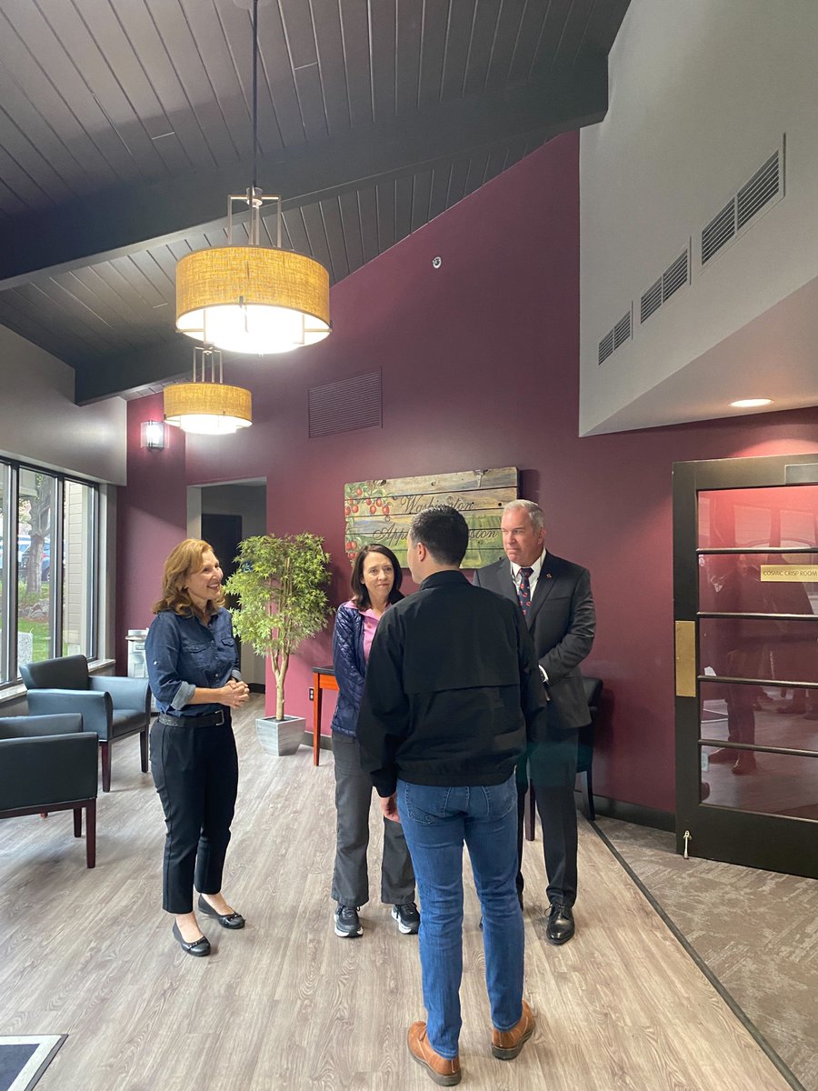 RepKimSchrier's tweet photo. Last week I invited Transportation @SecretaryPete to a roundtable hosted by the Washington Apple Commission to allow local producers to talk about supply chain challenges. I'm glad they were able to bring their concerns and ideas directly to the Secretary. https://t.co/RkMesKlO2q