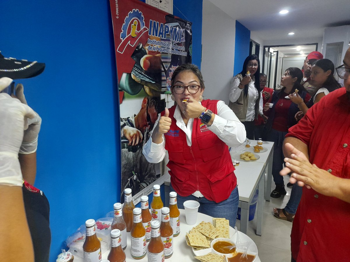 la_chichamazota's tweet photo. @MIOTOMATO2 puso a todos los trabajadores de @INAPYMI del estado Nueva Esparta a comer sus deliciosas salsas 😋
#VenezuelaEsPoesìa
@dcabellor 
@NicolasMaduro 
@FuerzaGuaiqueri 
@jorgerpsuv 
@IMVillarroel1
@delcyrodriguezv
@MIOTOMATO2 https://t.co/qQNkWZ2S72