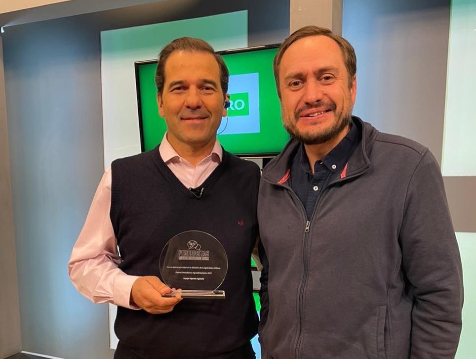Francisco Contardo. Pdte de la Asociación de periodistas y comunicadores del agro entregó el premio a nuestro Equipo.🏅