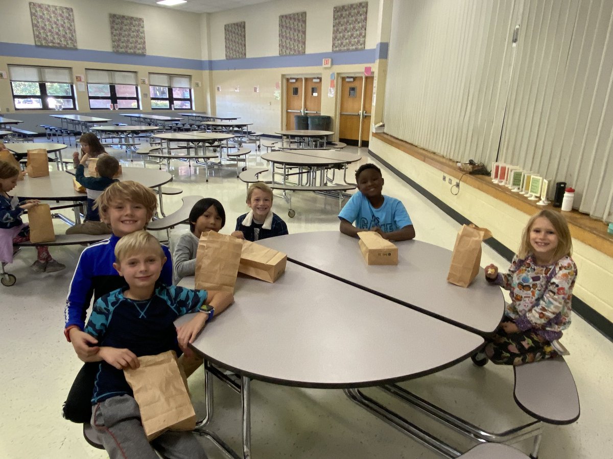 SHAWNEE_ECS's tweet photo. Top Tiger Popcorn with the Principals! 😁🐅 #WEareLakota #WEchooseLakota #ShawneePride https://t.co/2VAIS6dQow