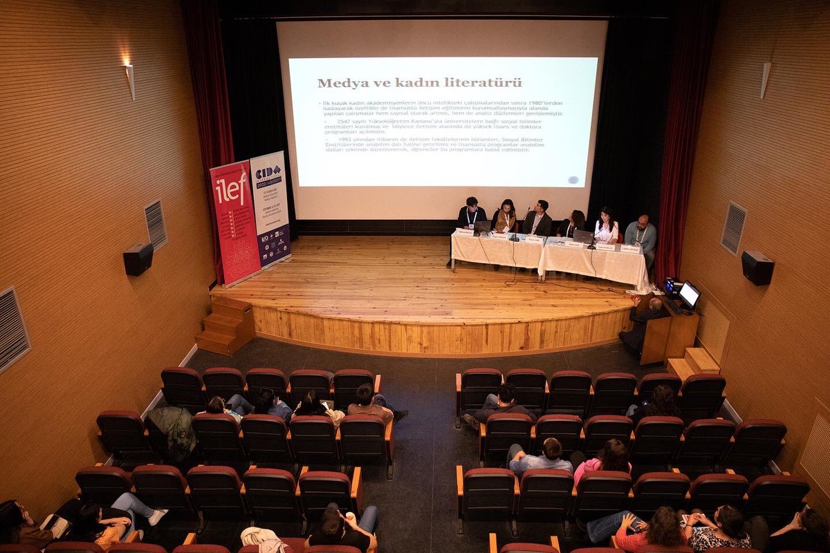 ilefsocial's tweet photo. Sosyal medya çalışmaları, dijital dönüşümde iletişim ve etik, dijital gündelik yaşam ile medya çalışmaları ve dijital bilgi temalı oturumlarda, araştırmacılar bildirilerini sözlü olarak sundu.Ankara Üniversitesi Radyosu 40. Yıl Özel Etkinliği başlıklı bir panel de yer aldı. https://t.co/983CnVYYxR