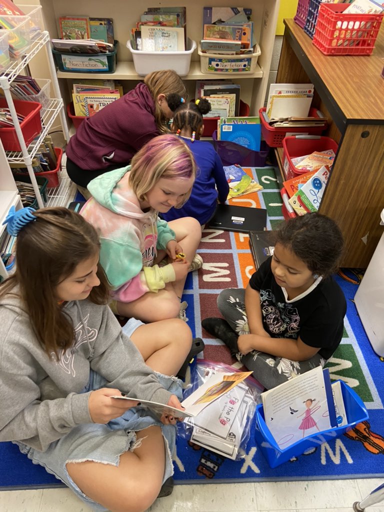 AHolt_educ8's tweet photo. 5th and 1st book buddies doing a digital scavenger hunt and reading to each other. My heart is full!! 💞 @CloverHillES @KarynAndersen #oneccps https://t.co/SrSkWLbNKx