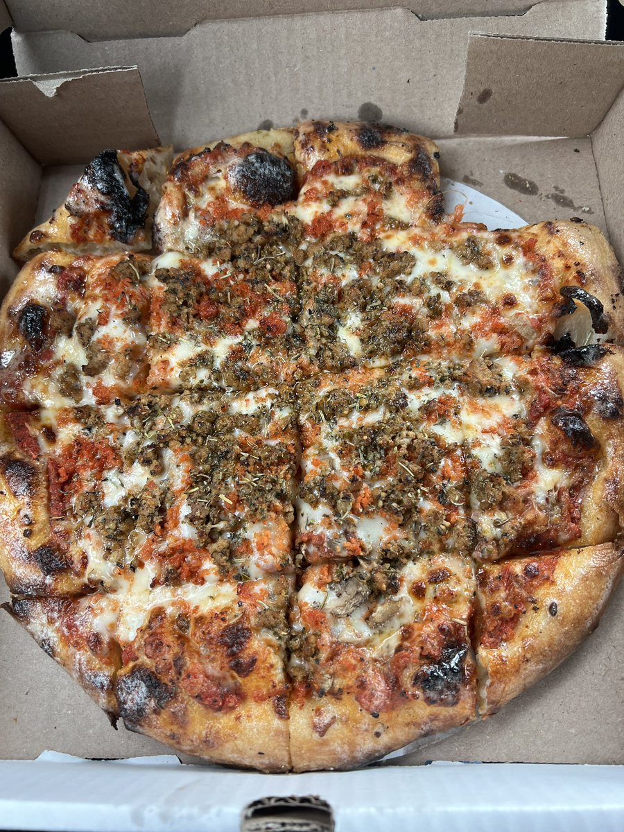 Dave_Berk's tweet photo. If you’re in the Dayton Ohio area, be sure to visit @ILLYSPIZZA for a great #FirePizza great fresh crust with great toppings one of the best in the Miami Valley. https://t.co/CDaIajtyfi