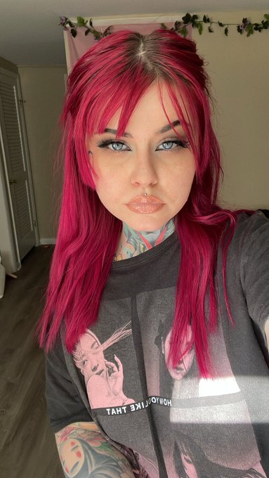 a rare selfie 🍒 https://t.co/C99lIidGG9