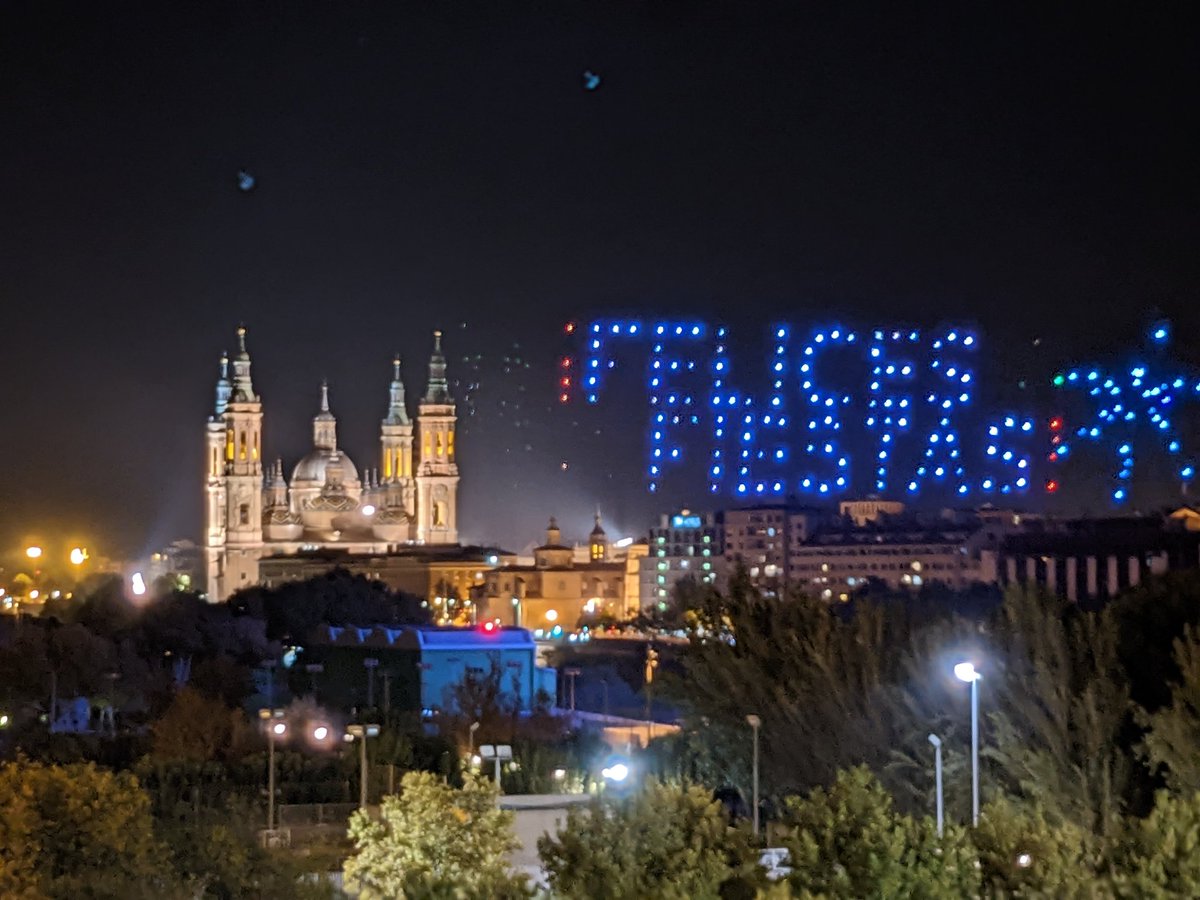 zaragoza_es's tweet photo. Los 200 drones del Drone Light Show nos han deseado unas felices fiestas en una noche mágica con la que arranca el último finde de este #Pilar22
¡Aún quedan fiestas! 🎉🎆 https://t.co/DraKTZvJle