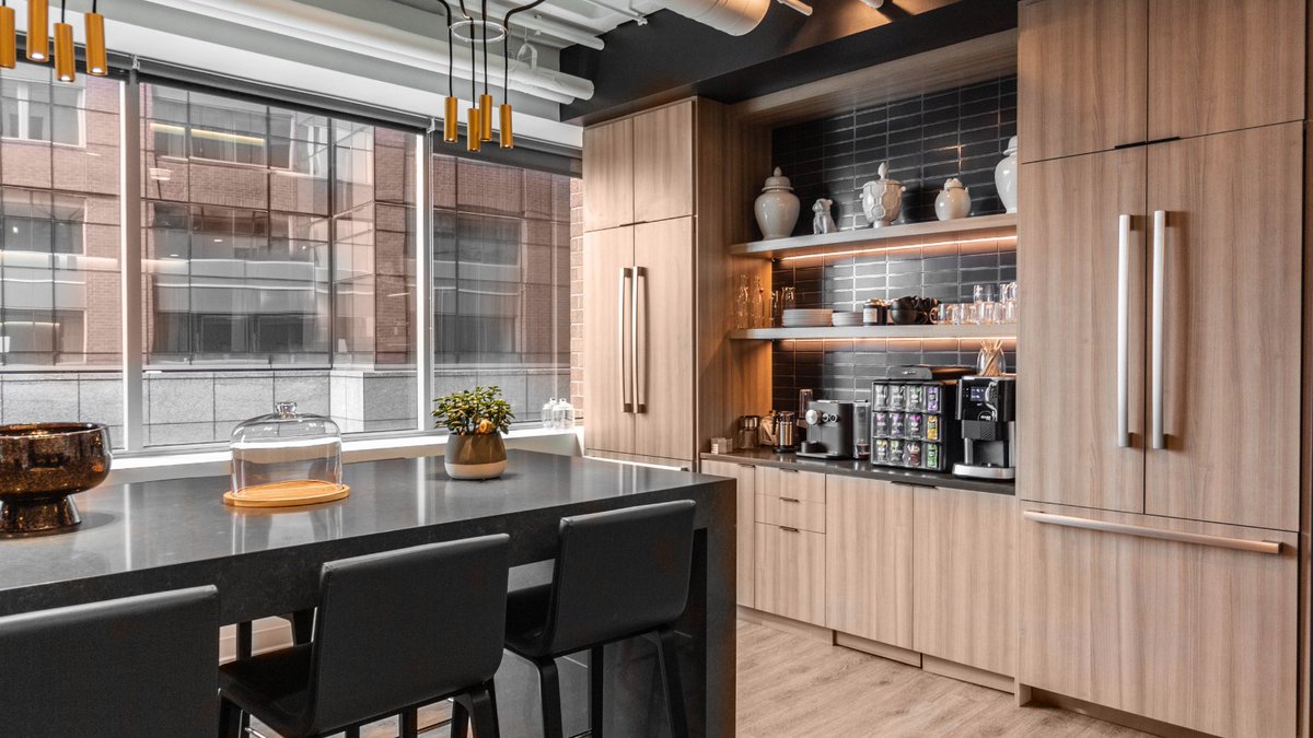VCA_Arch's tweet photo. Natural light pours through the oversized windows to balances the warm wood tones and copper accents of @WBD_US. The VCA design team carried out the client’s vision with a clean look that balances the residential and commercial feel of the space. Comment your favorite detail! https://t.co/dUfWqkWcnN